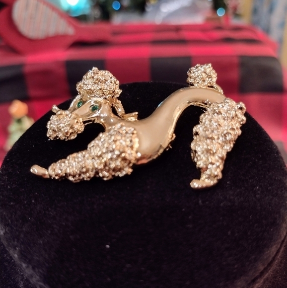 VINTAGE 1950's Gold Playful Green Eyed Poodle Brooch Pin By Gerry - Picture 5 of 12
